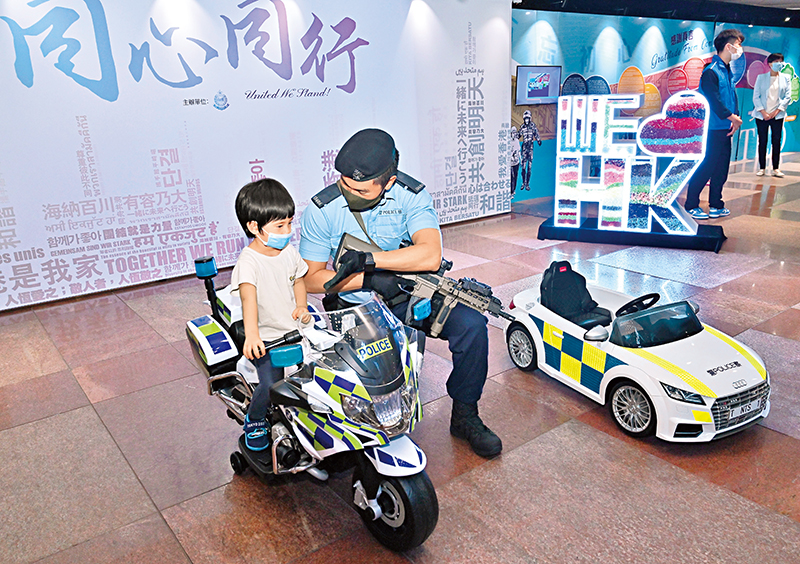 儿童体验乘坐小型警车。