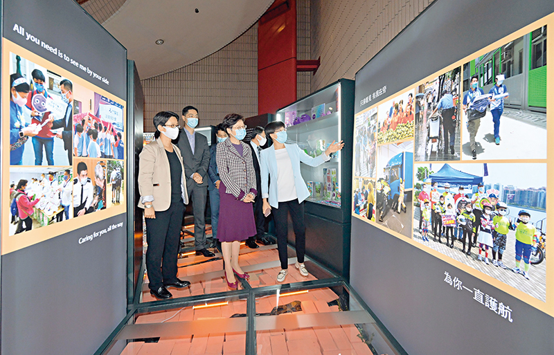 行政长官林郑月娥（前排右二）参观「光影隧道」展区。