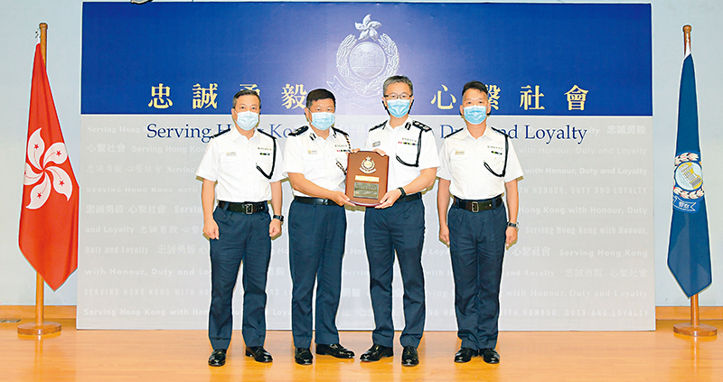 处长萧泽颐（右二）向辅警队颁发「处长单位嘉奖」。