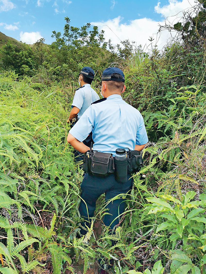 落马洲分区人员协助搜索一名被困山上的行山人士。