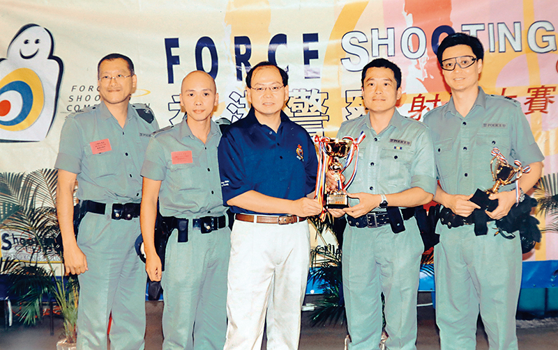 伍啟光（右二）與隊員在二〇〇六年度警察周年射擊大賽中榮獲隊際冠軍。