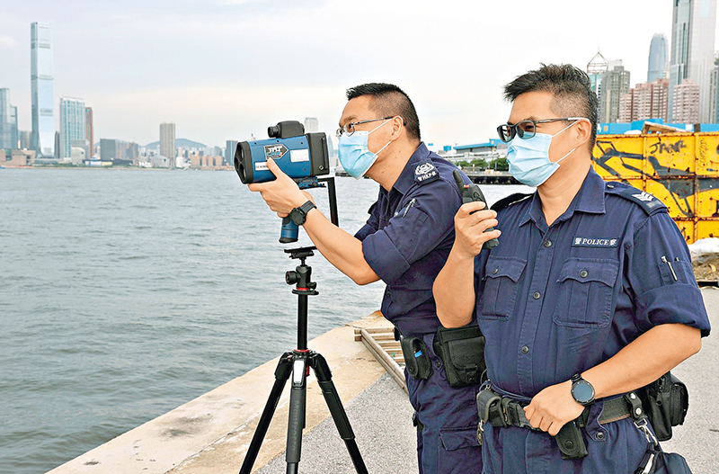 水警总区人员使用新款雷射测速仪，侦测超速船只。