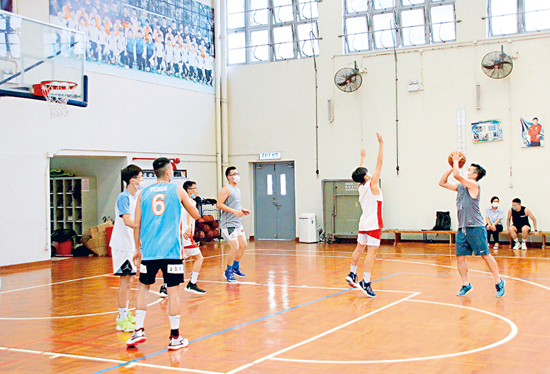 葵青警区人员与区内一所中学的篮球队进行友谊赛。