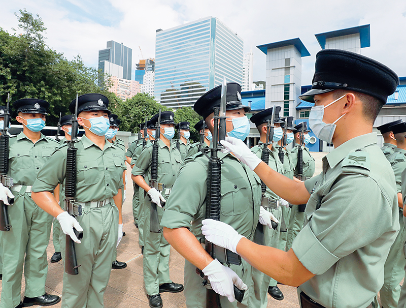 警察學院教官胡子彬（右一）把在中式隊列培訓所得的經驗薪火相傳。