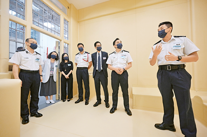 副处长（行动）袁旭健（右二）与一众嘉宾及社区领袖参观新一代报案室的设施。