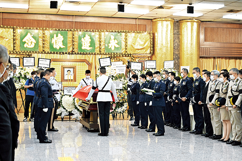 殉职总督察（追授）林婉仪的灵柩盖上香港特别行政区区旗。