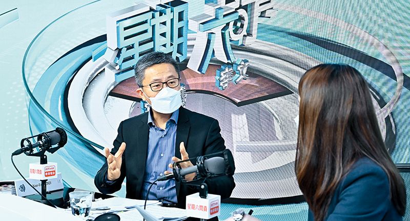 處長蕭澤頤（左）出席電台節目，講述香港整體治安情況。