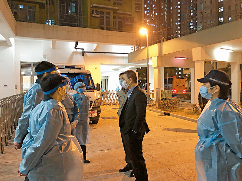 Commissioner Siu Chak-yee (second right) visits the Composite Company at a “restricted area”. 