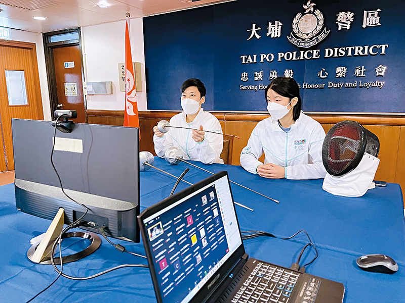 Police Constable of Sheung Shui Division Tang Yin-ni (left) introduces fencing to students and shares her training experience.
