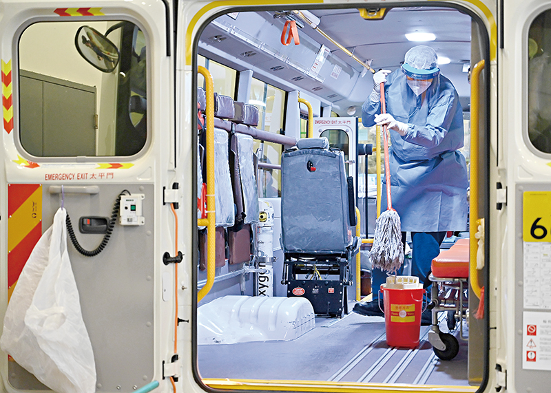 黃敬慈為車輛進行清潔，讓病人及康復者得以安全運送。