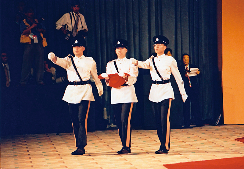 柴家輝（左一）在一九九七年回歸儀式上負責升起香港特別行政區區旗。