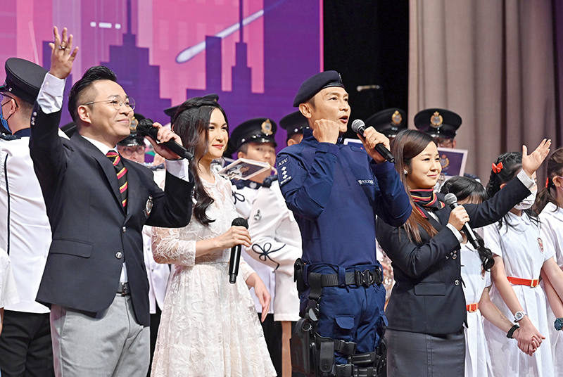 藝人關禮傑（左三）及其女兒關楓馨（左二）為「好市民獎」頒獎典禮擔任表演嘉賓。