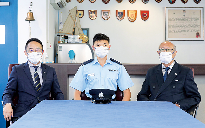 香港航海學校校監暨校管會主席趙不求（右）、香港航海學校校長陳道沛（左）與雷祥龍接受訪問。