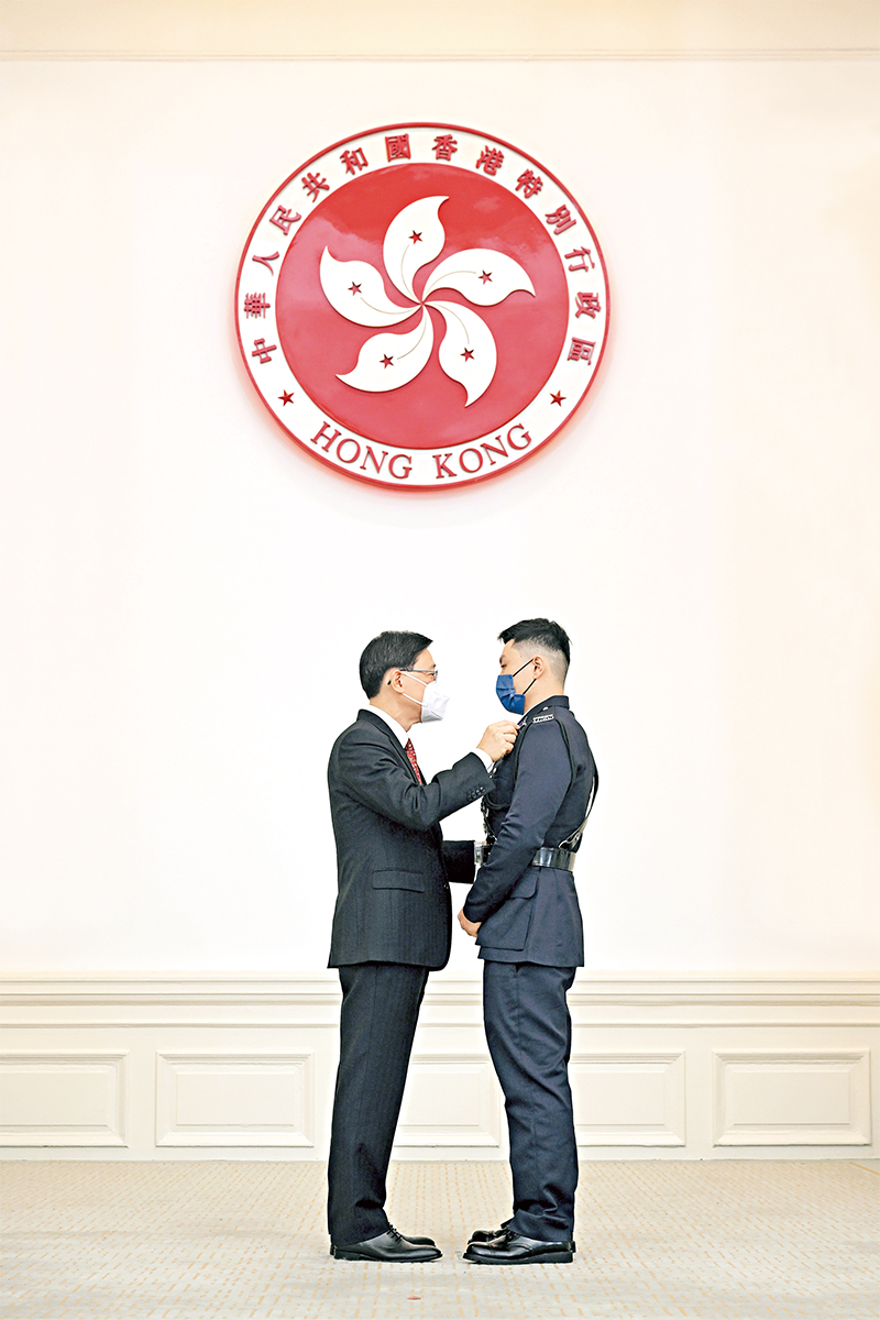 Police Constable So King-cho is presented with the Medal for Bravery (Silver).