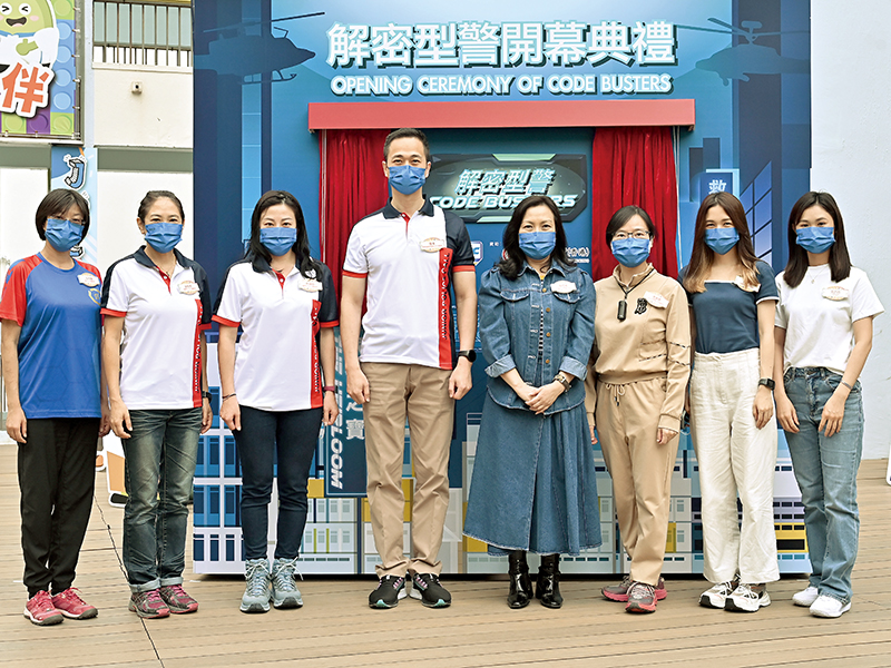 Assistant Commissioner (Public Relations) Chan Tung (fourth left) and member of the Legislative Council cum General Counsel of BOCHK Ms Kan Wai-mun (fifth left) officiate at the ceremony and inaugurate Code Buster.