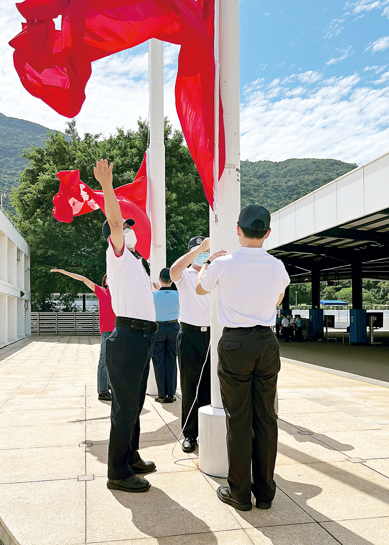 香港警察學院為青少年制服團體及相關機構的導師提供升降旗禮程序的訓練。