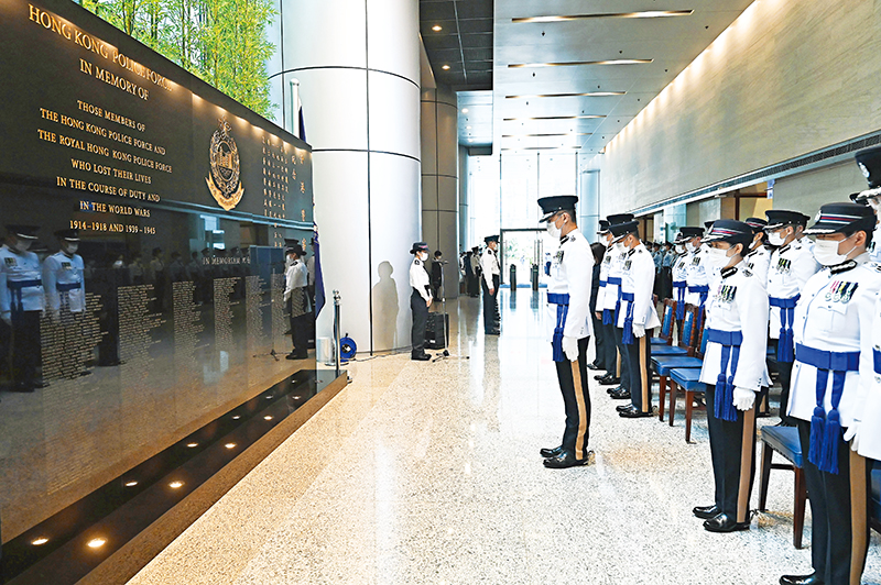 处长萧泽颐与处长级人员出席在警政大楼三楼大堂新设立警队纪念墙举行的仪式。