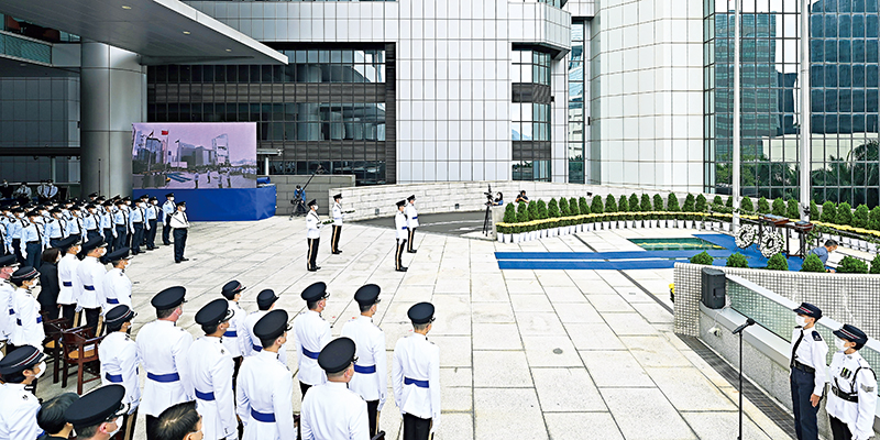 警队在警察总部举行警队纪念日仪式，悼念在执行职务期间殉职的正规和辅警人员。