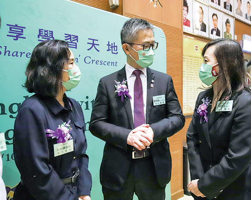 Commissioner Siu Chak-yee (centre) attends the launching ceremony of “Adaptive English with Fun” online course.