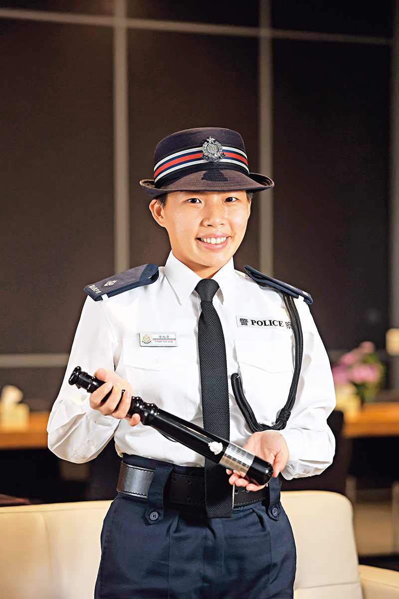 督察陳旭瀅在警察學院受訓時表現優秀並獲頒榮譽警棍。