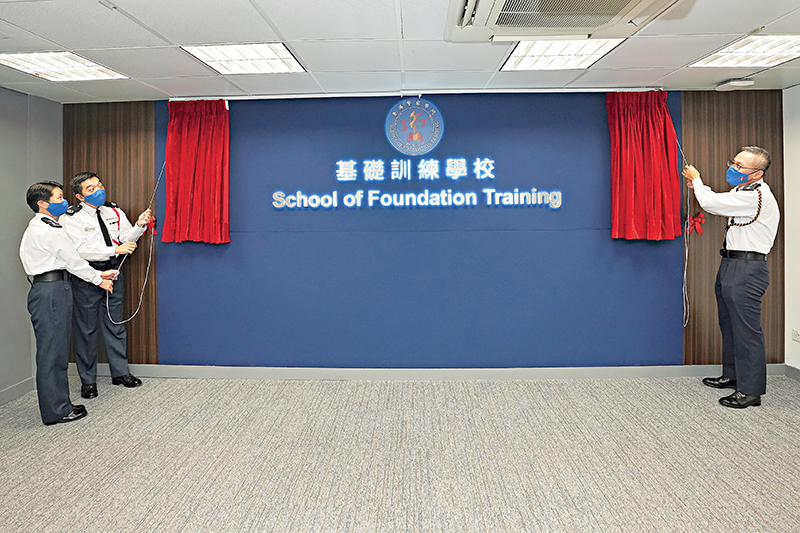 Director of HKPC Wong Chung-chun (second left) officiates at the unveiling ceremony of the new emblem.