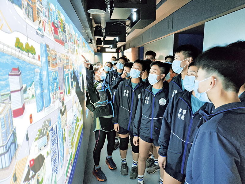 The trainees join the “Police Museum Run”, the 7 km Run cum Visit to Police Museum, to understand the history and achievements of the Force.