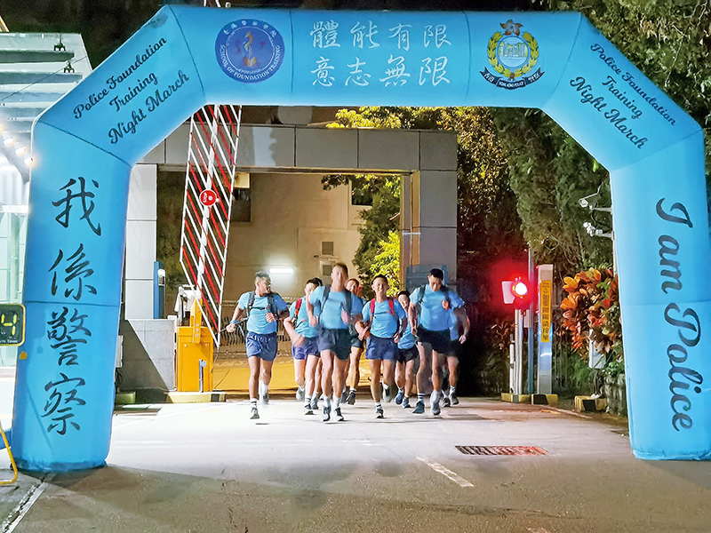 The trainees take part in the “21 km Night March” .