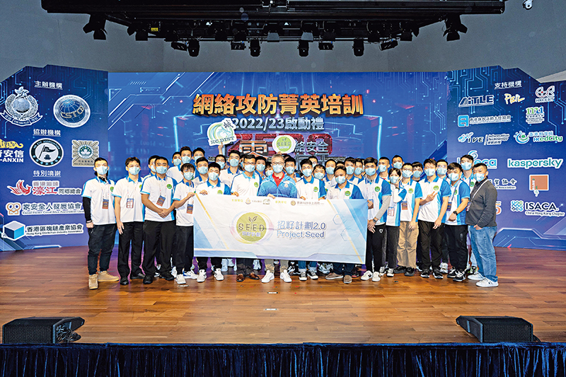 Commissioner Siu Chak-yee takes group photo with the youths.