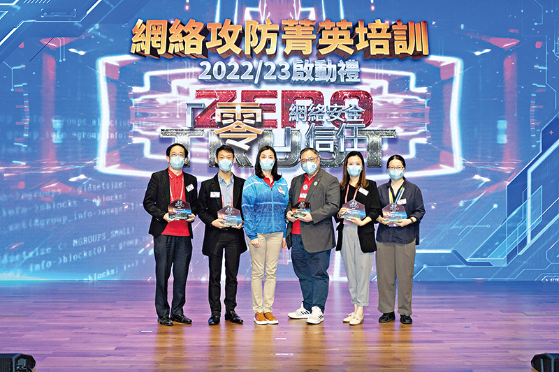 Chief Superintendent of CSTCB Cheng Lai-ki (third left) presents souvenir trophies to the speakers.