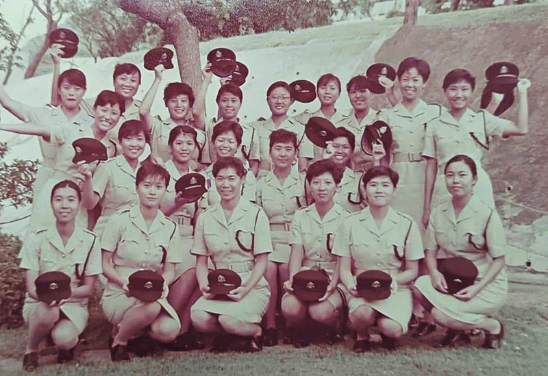 劉賜蕙（後排左四）於一九八五年完成警察學院基礎訓練課程，與女警班同學合照。