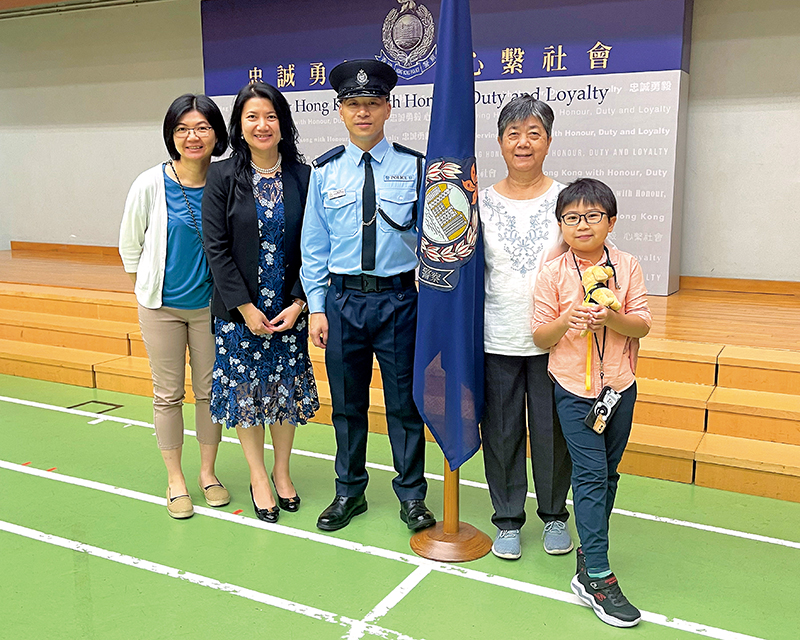 楊偉國以全班第一的優秀成績畢業，榮獲銀笛獎，與家人共享喜悅。