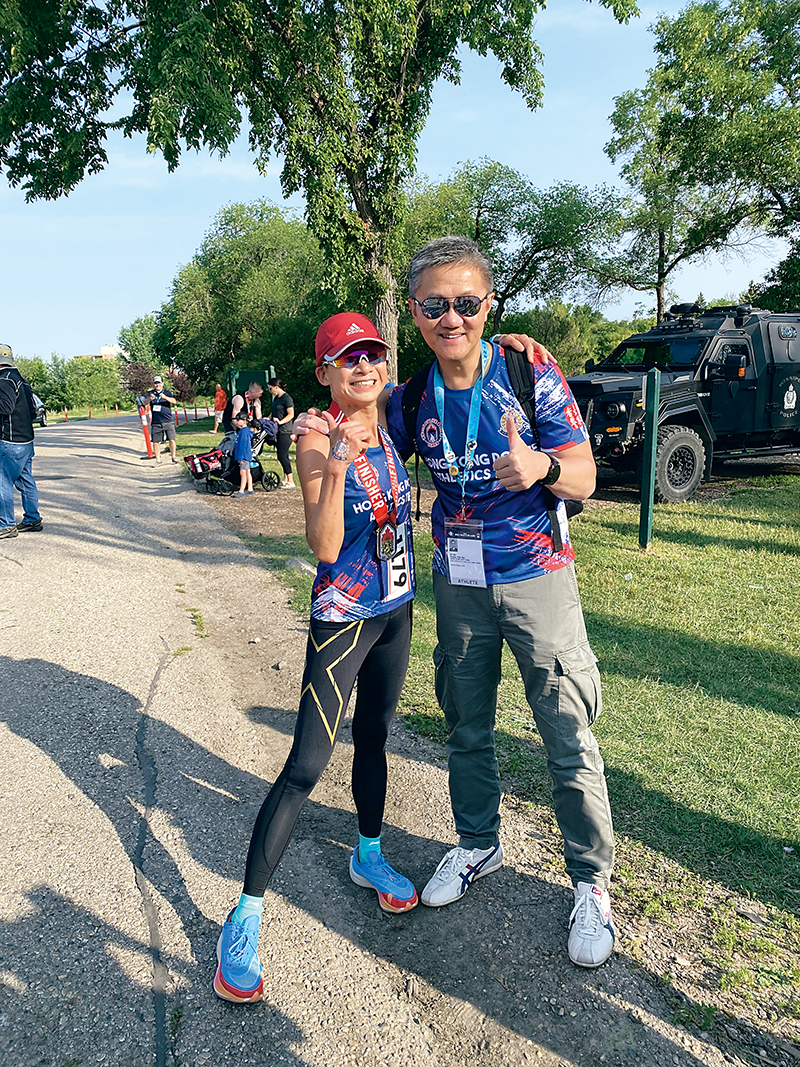 處長蕭澤頤（右）在世警會半馬拉松的終點為Gigi和其他健兒打氣。