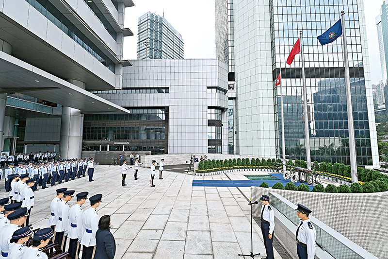 警隊在警察總部舉行紀念儀式，悼念在執行職務期間殉職的正規和輔警人員。