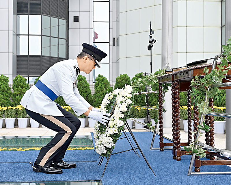 處長蕭澤頤於刻有殉職人員姓名的紀念冊前獻上花圈。