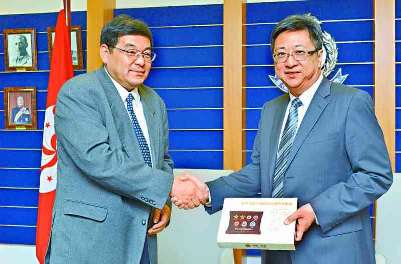 Mr Lo receives a souvenir from Mr Dong